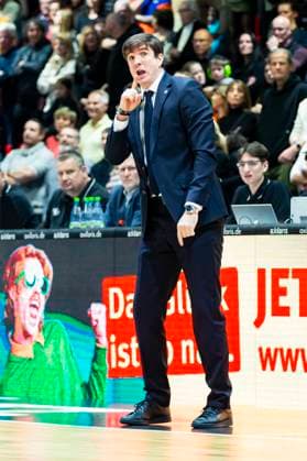 23.11.2025, xomx, Basketball easyCredit BBL Bundesliga, NINERS Chemnitz - Alba Berlin v.l. Pedro Calles (Alba Berlin Head Coach Trainer) Chemnitz