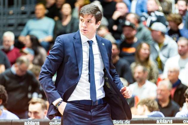 23.11.2025, xomx, Basketball easyCredit BBL Bundesliga, NINERS Chemnitz - Alba Berlin v.l. Pedro Calles (Alba Berlin Head Coach Trainer) Chemnitz