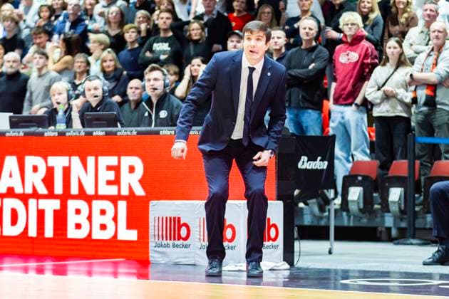 23.11.2025, xomx, Basketball easyCredit BBL Bundesliga, NINERS Chemnitz - Alba Berlin v.l. Pedro Calles (Alba Berlin Head Coach Trainer) Chemnitz