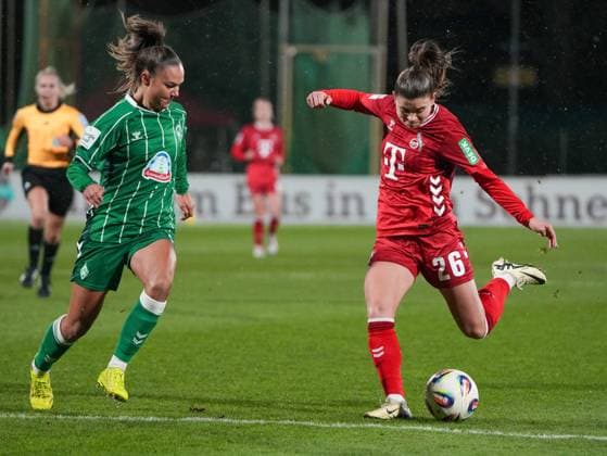 Martyna Wiankowska (1. FC Koeln, 26) beim Torschuss. Maja Sternad (SV Werder Bremen, 11) versucht zu blocken SV Werder Bremen vs. 1. FC Koeln, Fußball, Frauen Bundesliga, Google Pixel Frauen Bundesliga, 11. Spieltag, Saison 2025 2026, 23.11.2025 DFB REGULATIONS PROHIBIT ANY USE OF PHOTOGRAPHS AS IMAGE SEQUENCES AND OR QUASI-VIDEO, SV Werder Bremen vs. 1. FC Koeln, Fußball, Frauen Bundesliga, Google Pixel Frauen Bundesliga, 11. Spieltag, Saison 2025 2026, 23.11.2025 Bremen Copyright: xEibner-Pressefoto DamianxKruczynx EP_DKI