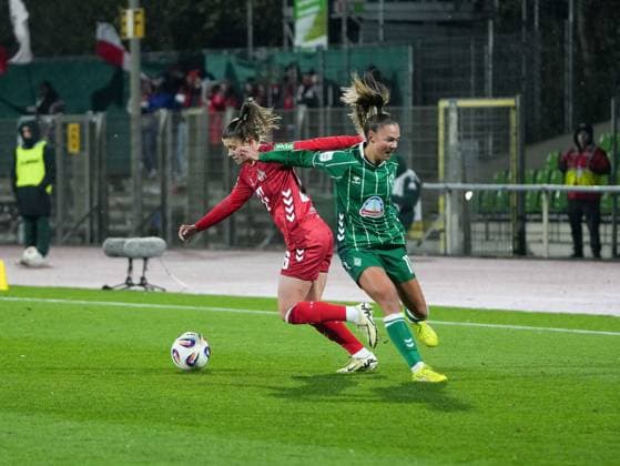 Martyna Wiankowska (1. FC Koeln, 26) erobert den Ball von Maja Sternad (SV Werder Bremen, 11) SV Werder Bremen vs. 1. FC Koeln, Fußball, Frauen Bundesliga, Google Pixel Frauen Bundesliga, 11. Spieltag, Saison 2025 2026, 23.11.2025 DFB REGULATIONS PROHIBIT ANY USE OF PHOTOGRAPHS AS IMAGE SEQUENCES AND OR QUASI-VIDEO, SV Werder Bremen vs. 1. FC Koeln, Fußball, Frauen Bundesliga, Google Pixel Frauen Bundesliga, 11. Spieltag, Saison 2025 2026, 23.11.2025 Bremen Copyright: xEibner-Pressefoto DamianxKruczynx EP_DKI