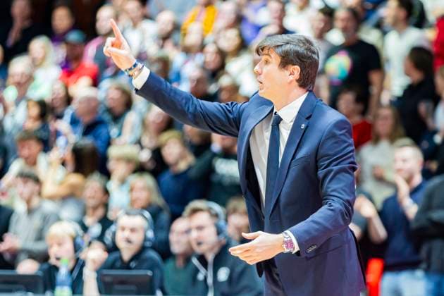 23.11.2025, xomx, Basketball easyCredit BBL Bundesliga, NINERS Chemnitz - Alba Berlin v.l. Pedro Calles (Alba Berlin Head Coach Trainer) Chemnitz
