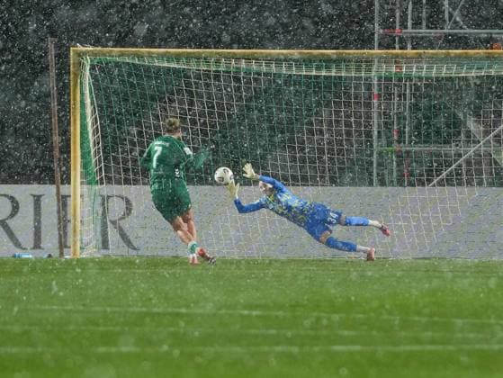 Irina Fuchs (1. FC Koeln, 34) kann den Elfmeter von Larissa Muehlhaus (SV Werder Bremen, 07) halten SV Werder Bremen vs. 1. FC Koeln, Fußball, Frauen Bundesliga, Google Pixel Frauen Bundesliga, 11. Spieltag, Saison 2025 2026, 23.11.2025 DFB REGULATIONS PROHIBIT ANY USE OF PHOTOGRAPHS AS IMAGE SEQUENCES AND OR QUASI-VIDEO, SV Werder Bremen vs. 1. FC Koeln, Fußball, Frauen Bundesliga, Google Pixel Frauen Bundesliga, 11. Spieltag, Saison 2025 2026, 23.11.2025 Bremen Copyright: xEibner-Pressefoto DamianxKruczynx EP_DKI
