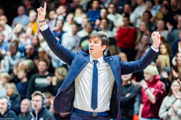 23.11.2025, xomx, Basketball easyCredit BBL Bundesliga, NINERS Chemnitz - Alba Berlin v.l. Pedro Calles (Alba Berlin Head Coach Trainer) Chemnitz