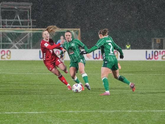 Weronika Zawistowska (1. FC Koeln, 10) im Zweikampf gegen Verena Wieder (SV Werder Bremen, 31) SV Werder Bremen vs. 1. FC Koeln, Fußball, Frauen Bundesliga, Google Pixel Frauen Bundesliga, 11. Spieltag, Saison 2025 2026, 23.11.2025 DFB REGULATIONS PROHIBIT ANY USE OF PHOTOGRAPHS AS IMAGE SEQUENCES AND OR QUASI-VIDEO, SV Werder Bremen vs. 1. FC Koeln, Fußball, Frauen Bundesliga, Google Pixel Frauen Bundesliga, 11. Spieltag, Saison 2025 2026, 23.11.2025 Bremen Copyright: xEibner-Pressefoto DamianxKruczynx EP_DKI