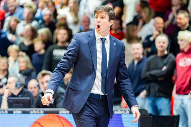23.11.2025, xomx, Basketball easyCredit BBL Bundesliga, NINERS Chemnitz - Alba Berlin v.l. Pedro Calles (Alba Berlin Head Coach Trainer) Chemnitz