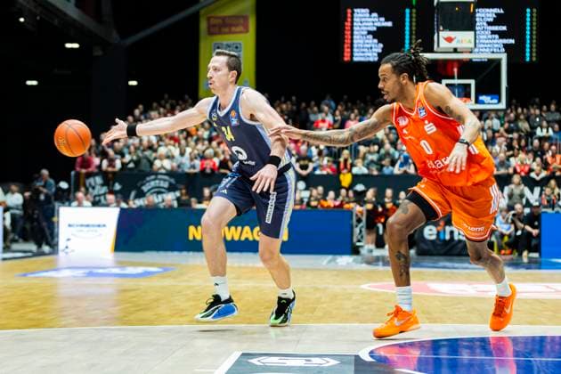 23.11.2025, xomx, Basketball easyCredit BBL Bundesliga, NINERS Chemnitz - Alba Berlin v.l. Justin Bean (Alba Berlin) am Ball im Zweikampf mit Kevin Yebo (Niners Chemnitz) Chemnitz
