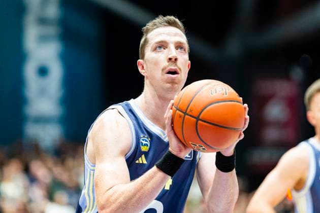 23.11.2025, xomx, Basketball easyCredit BBL Bundesliga, NINERS Chemnitz - Alba Berlin v.l. Justin Bean (Alba Berlin) am Ball+. Portrait, Portraet, Chemnitz