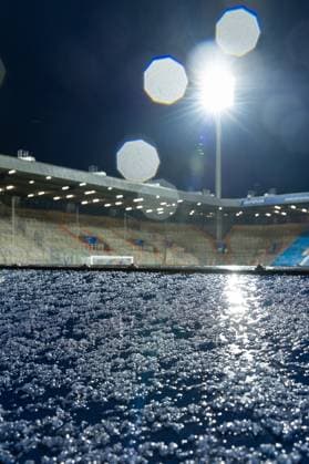 23.11.2025, xkwix, Fußball, Regionalliga West, VfL Bochum 1848 U21, U 21 - FC Gütersloh, Vonovia Ruhrstadion: Schnee auf den Ersatzbänken im Stadion NRW Deutschland