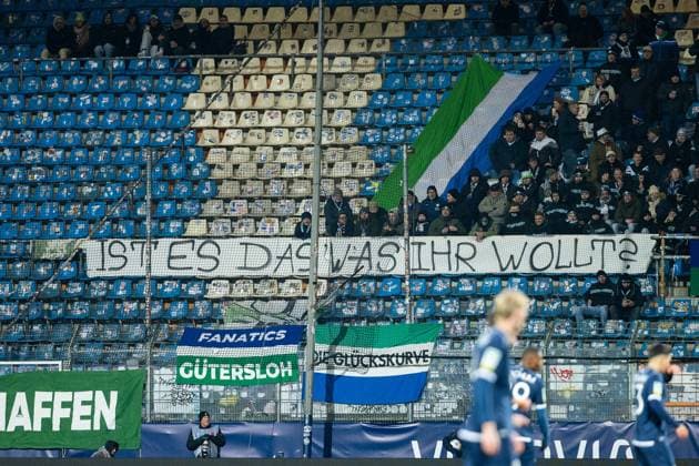 23.11.2025, xkwix, Fußball, Regionalliga West, VfL Bochum 1848 U21, U 21 - FC Gütersloh, Vonovia Ruhrstadion: Fanprotest Banner der Gütersloh Fans NRW Deutschland