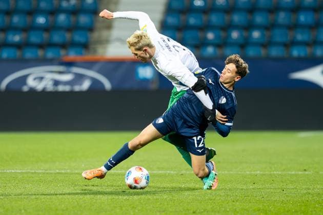 23.11.2025, xkwix, Fußball, Regionalliga West, VfL Bochum 1848 U21, U 21 - FC Gütersloh, Vonovia Ruhrstadion: Luis Frieling (FC Gütersloh 21) im Zweikampf gegen Niklas Jahn (VfL Bochum U21 12) NRW Deutschland