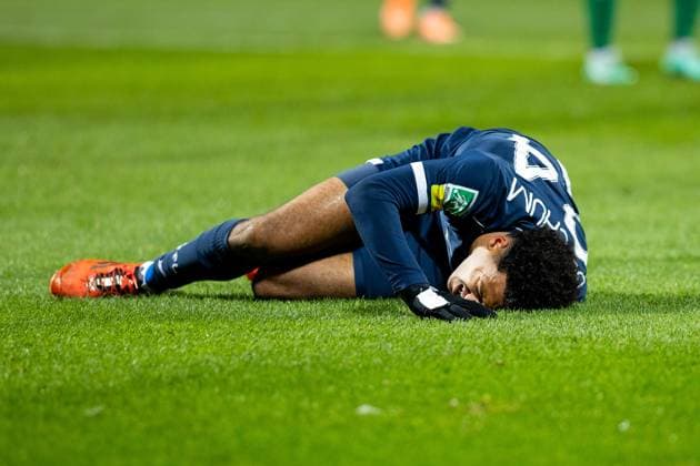 23.11.2025, xkwix, Fußball, Regionalliga West, VfL Bochum 1848 U21, U 21 - FC Gütersloh, Vonovia Ruhrstadion: Verletzter Jonathan Akaegbobi (VfL Bochum U21 24) NRW Deutschland
