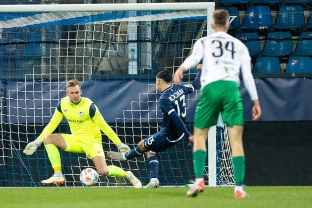 23.11.2025, xkwix, Fußball, Regionalliga West, VfL Bochum 1848 U21, U 21 - FC Gütersloh, Vonovia Ruhrstadion: Torschuss zum 1:0 durch Ciwan Günes (VfL Bochum U21 13) NRW Deutschland
