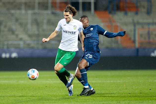 23.11.2025, xkwix, Fußball, Regionalliga West, VfL Bochum 1848 U21, U 21 - FC Gütersloh, Vonovia Ruhrstadion: Justus Henke (FC Gütersloh 23) im Zweikampf gegen Mathis Clairicia (VfL Bochum U21 6) NRW Deutschland