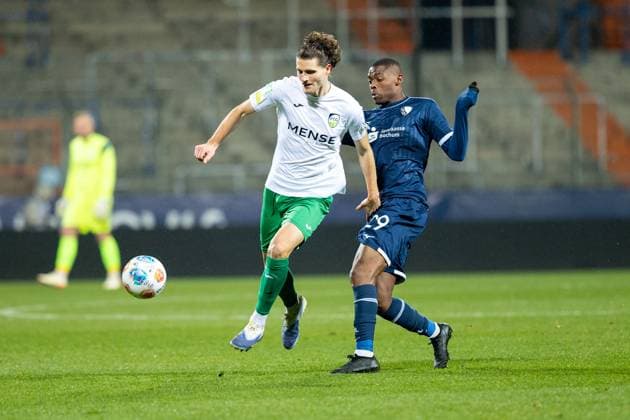 23.11.2025, xkwix, Fußball, Regionalliga West, VfL Bochum 1848 U21, U 21 - FC Gütersloh, Vonovia Ruhrstadion: Justus Henke (FC Gütersloh 23) im Zweikampf gegen Mathis Clairicia (VfL Bochum U21 6) NRW Deutschland