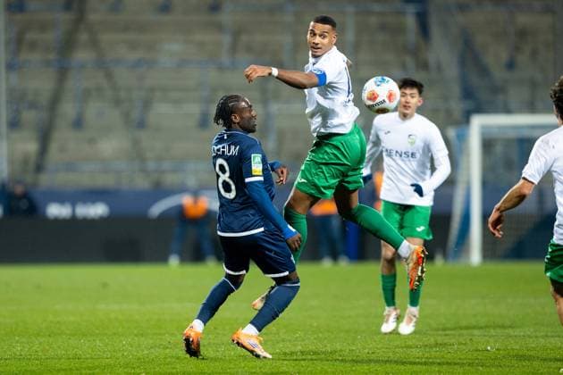 23.11.2025, xkwix, Fußball, Regionalliga West, VfL Bochum 1848 U21, U 21 - FC Gütersloh, Vonovia Ruhrstadion: David Winke (FC Gütersloh 17) im Zweikampf gegen Owono Damell Keumo (VfL Bochum U21 8) NRW Deutschland