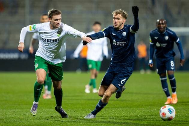 23.11.2025, xkwix, Fußball, Regionalliga West, VfL Bochum 1848 U21, U 21 - FC Gütersloh, Vonovia Ruhrstadion: Jan-Lukas Liehr (FC Gütersloh 7) im Zweikampf gegen Lars Holtkamp (VfL Bochum U21 6) NRW Deutschland