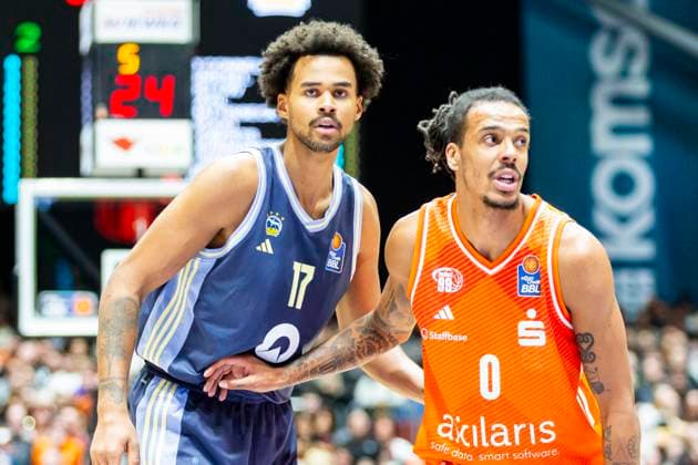 23.11.2025, xomx, Basketball easyCredit BBL Bundesliga, NINERS Chemnitz - Alba Berlin v.l. Kevin Yebo (Niners Chemnitz) und Norris Agbakoko (Alba Berlin) Chemnitz