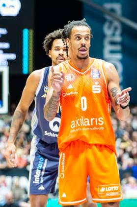 23.11.2025, xomx, Basketball easyCredit BBL Bundesliga, NINERS Chemnitz - Alba Berlin v.l. Kevin Yebo (Niners Chemnitz) und Norris Agbakoko (Alba Berlin) Chemnitz