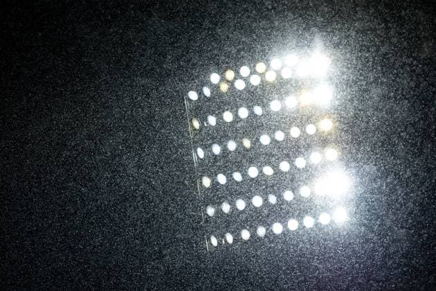 23.11.2025, xkwix, Fußball, Regionalliga West, VfL Bochum 1848 U21, U 21 - FC Gütersloh, Vonovia Ruhrstadion: Schneesturm in Bochum am Flutlichtmasten NRW Deutschland