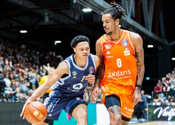 23.11.2025, xomx, Basketball easyCredit BBL Bundesliga, NINERS Chemnitz - Alba Berlin v.l. Jack Kayil (Alba Berlin) am Ball im Zweikampf mit Kevin Yebo (Niners Chemnitz) Chemnitz