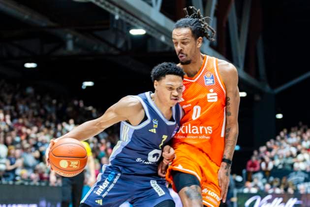 23.11.2025, xomx, Basketball easyCredit BBL Bundesliga, NINERS Chemnitz - Alba Berlin v.l. Jack Kayil (Alba Berlin) am Ball im Zweikampf mit Kevin Yebo (Niners Chemnitz) Chemnitz
