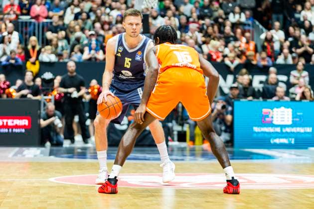 23.11.2025, xomx, Basketball easyCredit BBL Bundesliga, NINERS Chemnitz - Alba Berlin v.l. Martin Hermannsson (Alba Berlin) am Ball im Zweikampf mit Tyron Brewer (Niners Chemnitz) Chemnitz