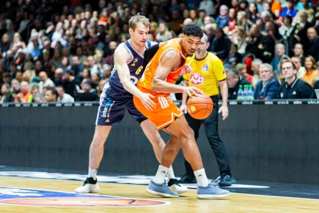 23.11.2025, xomx, Basketball easyCredit BBL Bundesliga, NINERS Chemnitz - Alba Berlin v.l. Malte Delow (Alba Berlin) und Kostja Mushidi (Niners Chemnitz) im Zweikampf am Ball. Chemnitz
