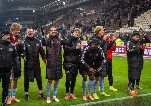 Fussball, Herren, Saison 2025 2026, 1. Bundesliga (11. Spieltag), FC St. Pauli - 1. FC Union Berlin, v. l. Co-Trainer Sebastian Bönig (1. FC Union Berlin), Tom Rothe (1. FC Union Berlin), Physiotherapeut Silvio Thieme, Christopher Trimmel (1. FC Union Berlin), Aljoscha Kemlein (1. FC Union Berlin), Ilyas Ansah (1. FC Union Berlin), Leopold Querfeld (1. FC Union Berlin), Livan Burcu (1. FC Union Berlin), Jubel nach Abpfiff, 23.11. 2025, Copyright: xMatthiasxKochx