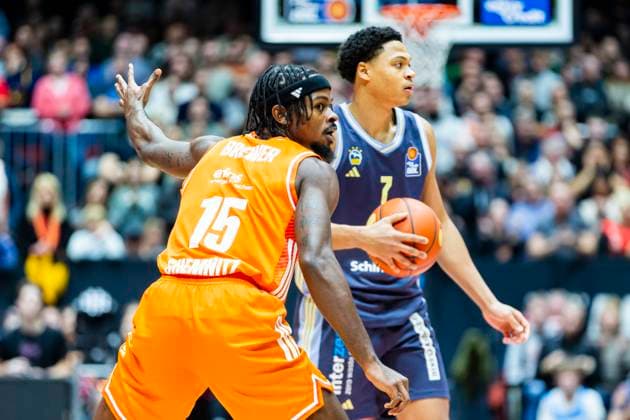 23.11.2025, xomx, Basketball easyCredit BBL Bundesliga, NINERS Chemnitz - Alba Berlin v.l. Jack Kayil (Alba Berlin) und Tyron Brewer (Niners Chemnitz) im Zweikampf am Ball. Chemnitz