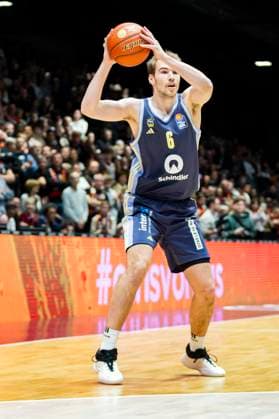 23.11.2025, xomx, Basketball easyCredit BBL Bundesliga, NINERS Chemnitz - Alba Berlin v.l. Malte Delow (Alba Berlin) am Ball. Einzelbild, Freisteller, Chemnitz