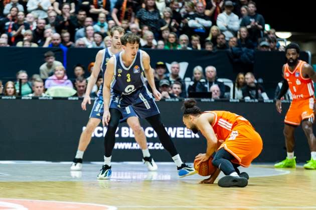 23.11.2025, xomx, Basketball easyCredit BBL Bundesliga, NINERS Chemnitz - Alba Berlin v.l. Kaza Keane (Niners Chemnitz) und Alex O Connell (Alba Berlin) im Zweikampf am Ball. Chemnitz