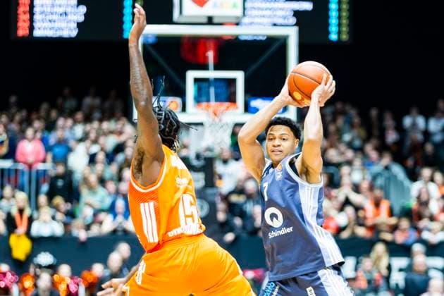 23.11.2025, xomx, Basketball easyCredit BBL Bundesliga, NINERS Chemnitz - Alba Berlin v.l. Tyron Brewer (Niners Chemnitz) und Jack Kayil (Alba Berlin) im Zweikampf am Ball Chemnitz