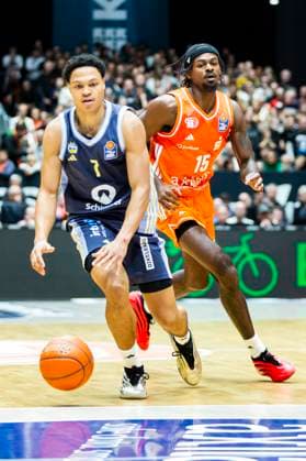 23.11.2025, xomx, Basketball easyCredit BBL Bundesliga, NINERS Chemnitz - Alba Berlin v.l. Tyron Brewer (Niners Chemnitz) und Jack Kayil (Alba Berlin) im Zweikampf am Ball Chemnitz
