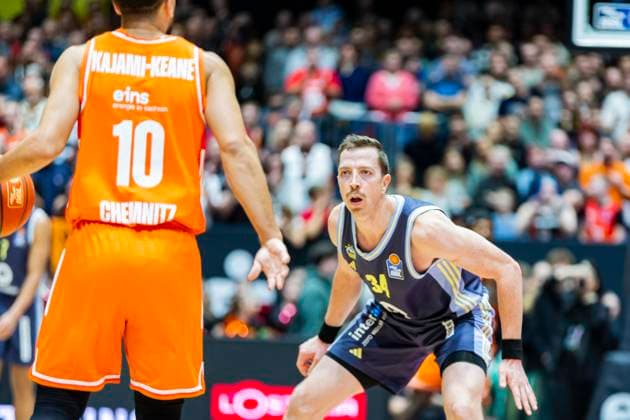 23.11.2025, xomx, Basketball easyCredit BBL Bundesliga, NINERS Chemnitz - Alba Berlin v.l. Justin Bean (Alba Berlin) wartet auf Kaza Keane (Niners Chemnitz) Chemnitz