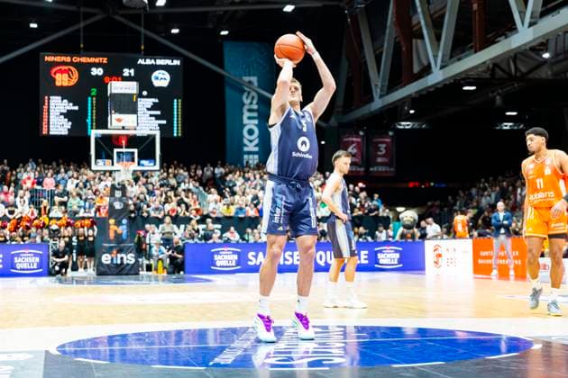 23.11.2025, xomx, Basketball easyCredit BBL Bundesliga, NINERS Chemnitz - Alba Berlin v.l. Sam Griesel (Alba Berlin) am Ball. Freiwurf Chemnitz