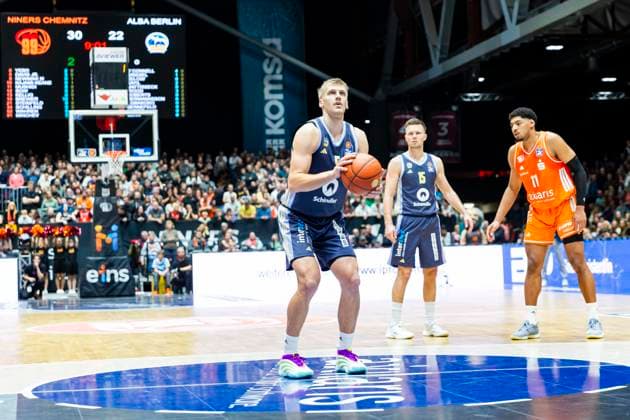 23.11.2025, xomx, Basketball easyCredit BBL Bundesliga, NINERS Chemnitz - Alba Berlin v.l. Sam Griesel (Alba Berlin) am Ball. Freiwurf Chemnitz