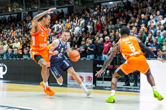 23.11.2025, xomx, Basketball easyCredit BBL Bundesliga, NINERS Chemnitz - Alba Berlin v.l. Kevin Yebo (Niners Chemnitz) und Martin Hermannsson (Alba Berlin) im Zweikampf am Ball. Chemnitz