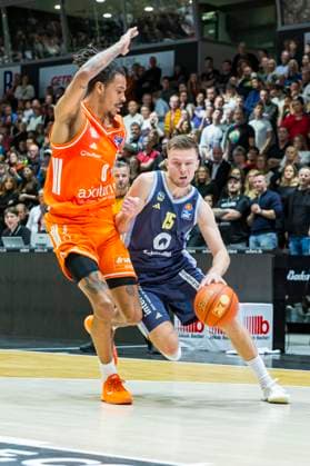 23.11.2025, xomx, Basketball easyCredit BBL Bundesliga, NINERS Chemnitz - Alba Berlin v.l. Kevin Yebo (Niners Chemnitz) und Martin Hermannsson (Alba Berlin) im Zweikampf am Ball. Chemnitz