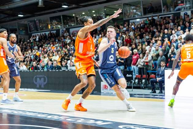 23.11.2025, xomx, Basketball easyCredit BBL Bundesliga, NINERS Chemnitz - Alba Berlin v.l. Kevin Yebo (Niners Chemnitz) und Martin Hermannsson (Alba Berlin) im Zweikampf am Ball. Chemnitz