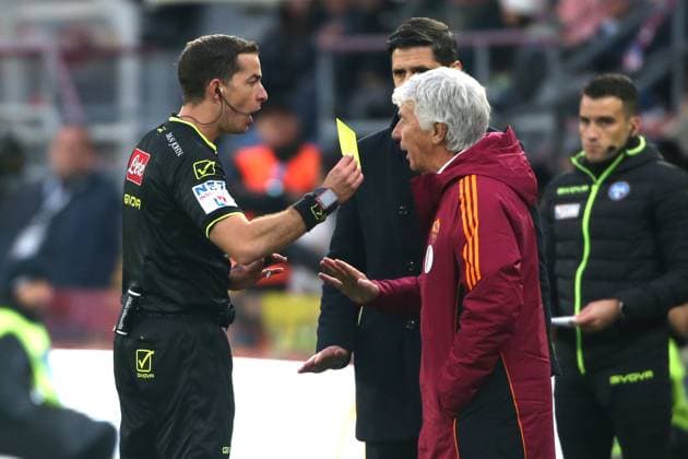 23.11.2025 Cremonese vs Roma (Serie A) Calcio; 12Â° Giornata& xD;Nella foto: Giovanni Ayroldi ammonisce Gian Piero Gasperini& xD;(Foto Gino Mancini)  Copyright: xGinoxMancini IPAxSportx xipa-agency.netx xx IPA_68302875 IPA_Agency_IPA68302875