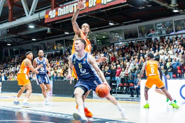 23.11.2025, xomx, Basketball easyCredit BBL Bundesliga, NINERS Chemnitz - Alba Berlin v.l. Kevin Yebo (Niners Chemnitz) und Martin Hermannsson (Alba Berlin) im Zweikampf am Ball. Chemnitz