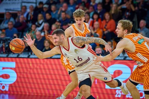 Tobias Jensen (ratiopharm ulm, 07), Stefan Jovic (FC Bayern, 16), Christian Sengfelder (ratiopharm ulm, 43) GER, ratiopharm ulm vs. FC Bayern, Basketball, 8. Spieltag, EasyCredit Bundesliga, Spielzeit 2025 2026, 23.11.2025 GER, ratiopharm ulm vs. FC Bayern, Basketball, 8. Spieltag, EasyCredit Bundesliga, Spielzeit 2025 2026, 23.11.2025 Neu-Ulm Copyright: xEibner-Pressefoto GeraldxOelze-dexStoppanyx EP_ODS