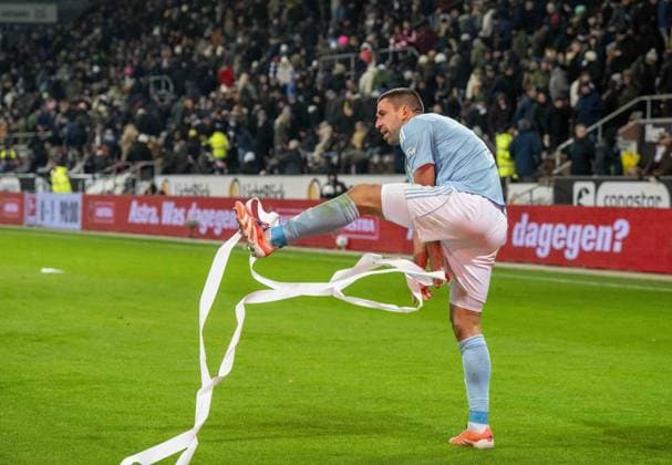 Fussball, Herren, Saison 2025 2026, 1. Bundesliga (11. Spieltag), FC St. Pauli - 1. FC Union Berlin, Rani Khedira (1. FC Union Berlin) nach Abpfiff mit Papierrolle, 23.11. 2025, Copyright: xMatthiasxKochx