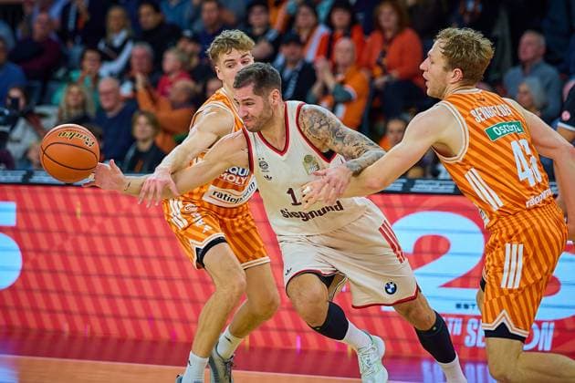 Tobias Jensen (ratiopharm ulm, 07), Stefan Jovic (FC Bayern, 16), Christian Sengfelder (ratiopharm ulm, 43) GER, ratiopharm ulm vs. FC Bayern, Basketball, 8. Spieltag, EasyCredit Bundesliga, Spielzeit 2025 2026, 23.11.2025 GER, ratiopharm ulm vs. FC Bayern, Basketball, 8. Spieltag, EasyCredit Bundesliga, Spielzeit 2025 2026, 23.11.2025 Neu-Ulm Copyright: xEibner-Pressefoto GeraldxOelze-dexStoppanyx EP_ODS