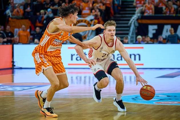 Zweikampf, Duell zwischen Alec Anigbata (ratiopharm ulm, 21) und Justus Hollatz (FC Bayern, 21) GER, ratiopharm ulm vs. FC Bayern, Basketball, 8. Spieltag, EasyCredit Bundesliga, Spielzeit 2025 2026, 23.11.2025 GER, ratiopharm ulm vs. FC Bayern, Basketball, 8. Spieltag, EasyCredit Bundesliga, Spielzeit 2025 2026, 23.11.2025 Neu-Ulm Copyright: xEibner-Pressefoto GeraldxOelze-dexStoppanyx EP_ODS