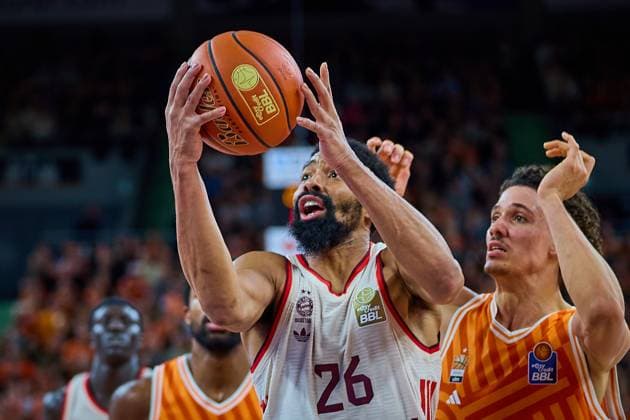 Spencer Dinwiddie (FC Bayern, 26) beim Wurfansatz GER, ratiopharm ulm vs. FC Bayern, Basketball, 8. Spieltag, EasyCredit Bundesliga, Spielzeit 2025 2026, 23.11.2025 GER, ratiopharm ulm vs. FC Bayern, Basketball, 8. Spieltag, EasyCredit Bundesliga, Spielzeit 2025 2026, 23.11.2025 Neu-Ulm Copyright: xEibner-Pressefoto GeraldxOelze-dexStoppanyx EP_ODS