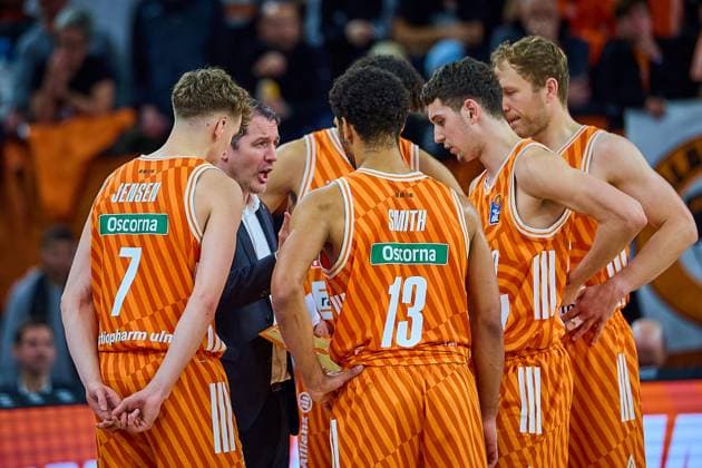 Spielerkreis ratiopharm ulm rund um Ty Harrelson (ratiopharm ulm, Head Coach) GER, ratiopharm ulm vs. FC Bayern, Basketball, 8. Spieltag, EasyCredit Bundesliga, Spielzeit 2025 2026, 23.11.2025 GER, ratiopharm ulm vs. FC Bayern, Basketball, 8. Spieltag, EasyCredit Bundesliga, Spielzeit 2025 2026, 23.11.2025 Neu-Ulm Copyright: xEibner-Pressefoto GeraldxOelze-dexStoppanyx EP_ODS