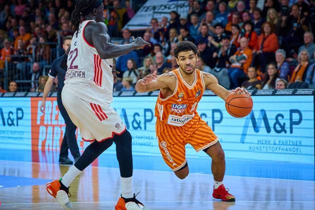 Zweikampf, Duell zwischen Isiaha Mike (FC Bayern, 22) und Mark Smith (ratiopharm ulm, 13) GER, ratiopharm ulm vs. FC Bayern, Basketball, 8. Spieltag, EasyCredit Bundesliga, Spielzeit 2025 2026, 23.11.2025 GER, ratiopharm ulm vs. FC Bayern, Basketball, 8. Spieltag, EasyCredit Bundesliga, Spielzeit 2025 2026, 23.11.2025 Neu-Ulm Copyright: xEibner-Pressefoto GeraldxOelze-dexStoppanyx EP_ODS