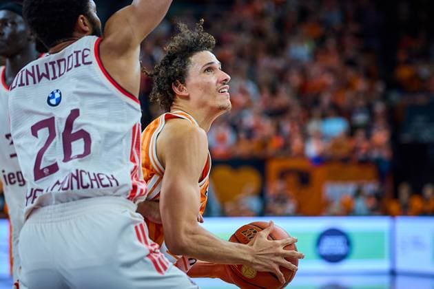 Alec Anigbata (ratiopharm ulm, 21) setzt zum Wurf gegen Spencer Dinwiddie (FC Bayern, 26) an GER, ratiopharm ulm vs. FC Bayern, Basketball, 8. Spieltag, EasyCredit Bundesliga, Spielzeit 2025 2026, 23.11.2025 GER, ratiopharm ulm vs. FC Bayern, Basketball, 8. Spieltag, EasyCredit Bundesliga, Spielzeit 2025 2026, 23.11.2025 Neu-Ulm Copyright: xEibner-Pressefoto GeraldxOelze-dexStoppanyx EP_ODS